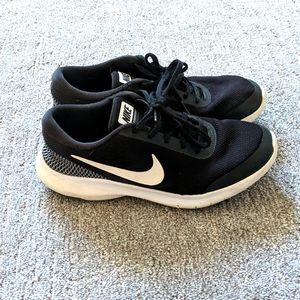Women's Size 8 Nike Tennis Shoes
